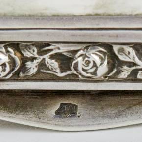 Изящная серебряная табакерка с эмалевой миниатюрой Венера и лютнист.  Австрия. 20 век.