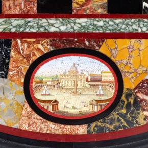 Table d`echecs impressionnante avec de precieuses mosaïques romaines sur des pieds sculptes. 