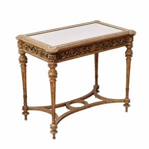Table-vitrine sculptée en bois doré, dans l`esprit Napoléon III, fin XIXe siècle. 
