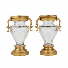 Paire de vases en cristal et bronze dore. Fin du 19ème siècle. 