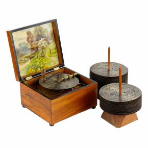 Roberts Vahtlers. Disks, 19. gadsimta mūzikas kaste, ar zvaniņiem un sešdesmit skaņuplatēm. 