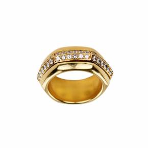 18K gold nut-shaped ring set with diamonds. Piaget Possession.