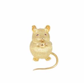18K yellow gold brooch in the shape of a mouse holding a hazelnut.
