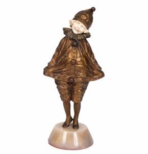 DEMETRE CHIPARUS. Figurine en bronze avec un os d`une jeune fille en costume de carnaval de Pierrot. Art Deco. 