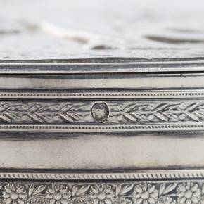 Овальная серебряная коробка с изображением аллегорической сценки. Франция.19 век.