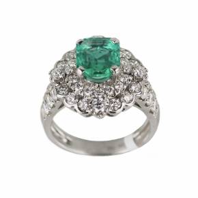 Ring in white 18K gold with emerald and diamonds.
