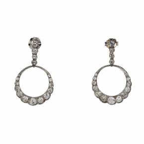 Elegant earrings in white gold with diamonds.