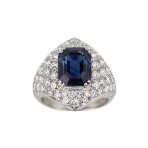 Elegant ring in platinum with sapphire and diamonds. 