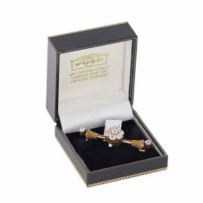 Elegant Russian gold brooch 56 assay value with diamonds. Petersburg 1908-1917 