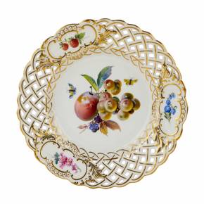 Assiette à dessert en porcelaine, décorée d`images de baies et de fruits. Meissen. Après 1934. 