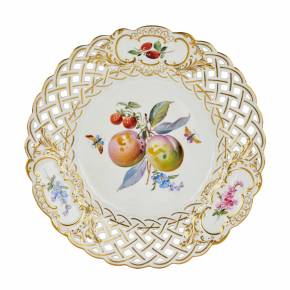 Deserta porcelāna šķīvis, dekorēts ar ogu un augļu attēliem. Meisene. Pēc 1934. gada 