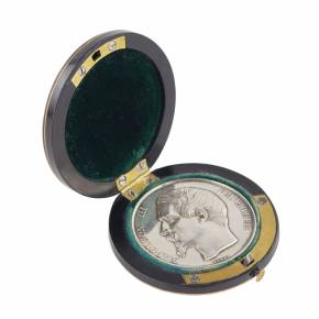 Мемориальная серебряная медаль эпохи Наполеона III в футляре стиля Буль. Франция. 19 век.
