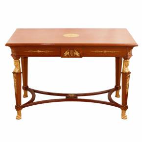 Table de style Empire recouverte de placage de bois precieux et de bronze dore. 