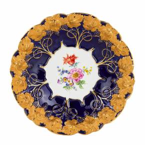 Meissen. A magnificent painted dish with gold relief decoration, on cobalt blue. 
