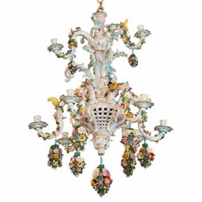 Apburoša porcelāna lustra Meissen 1790 no karaļa Alfonso XIII rezidences Biaricā.