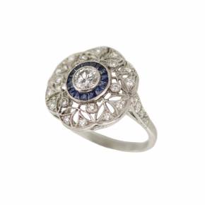 Кольцо в стиле Арт-Деко из платины 900 пробы с бриллиантами и сапфирами.