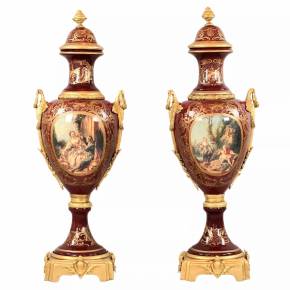 Paire de vases de sol en porcelaine et bronze doré de style Louis XVI. France. 1920ème siècle. 