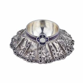 Salière de mariage pour pain, émaillée, en forme de nappe. Entreprise Pavel Ovchinnikov, Moscou, 1875. Une rare salière de collection en forme de nappe, réalisée en argent niellé et décorée d&39;émail coloré. Cette pièce a été réalisée dans l&39;a