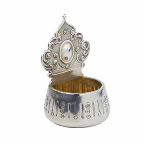 Louche en argent à dos ajouré en forme de kokoshnik. Russie, fin du XIXe siècle. Un grand kovsh en argent, réalisé dans le style expressif de l&39;Art nouveau russe, avec les lignes fluides caractéristiques de l&39;époque et une anse ornée à la si