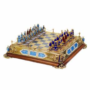 JEU D’ÉCHECS DE STYLE HISTORICISTE AVEC ÉMAIL. MAÎTRE A. KÖNIG  AUTRICHE-HONGRIE, DÉBUT DU XXe SIÈCLE