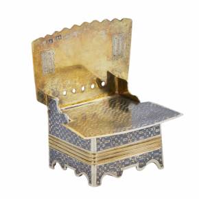 SALIÈRE EN ARGENT EN FORME DE TRÔNE AVEC NIELLO MOSCOU, 1864
