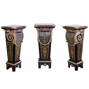 TROIS PIÉDESTAUX DE STYLE BOULLE, EXÉCUTÉS EN MARQUETERIE  FRANCE, XXᵉ SIÈCLE