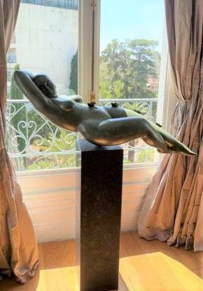 SCULPTURE EN BRONZE « FEMME ALANGUIE AUX BATEAUX » MEYER, FIN DU XXE - DÉBUT DU XXIE SIÈCLE