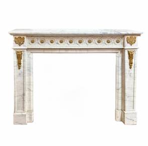 CHEMINÉE EN MARBRE BLANC VEINÉ ET BRONZE DORÉ DE STYLE LOUIS XVI FRANCE, FIN DU XIXE - DÉBUT DU XXE SIÈCLE