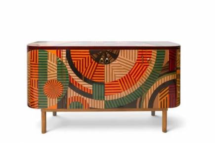 BUFFET DE STYLE ART DÉCO À MARQUETERIE DE BOIS EXOTIQUES EUROPE, XXe SIÈCLE