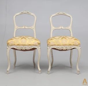 Divi krēsli rokoko stilā