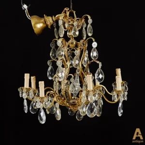 Lustre à huit bougies de style Rococo France. Début du 20ème siècle. 