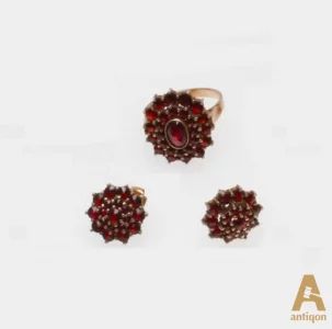  Set of silver jewelry with garnet