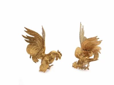 Une paire de figurines dorées expressives "Coqs de combat"