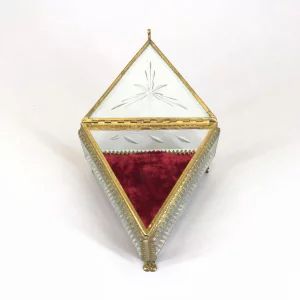 Triangular jewelry box