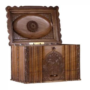 Humidor in Art Deco style. 