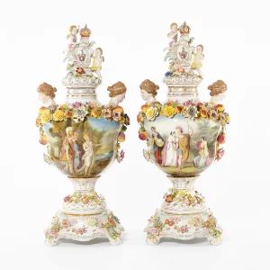 Une paire de vases en porcelaine Dresden