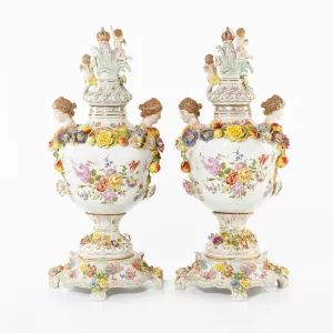 Une paire de vases en porcelaine. Dresden