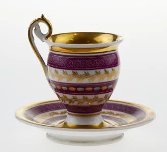Tasse à thé et soucoupe en porcelaine française.