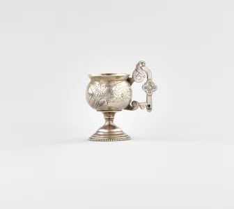 Silver cup with a handle. 