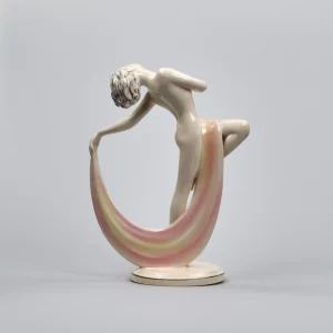 Figurine dune danseuse dans le style Art Déco.