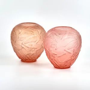 Une paire de vases en verre Art Déco.