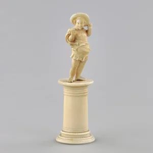 Figurine en ivoire sculpté dun garçon avec un oiseau des années 1800.