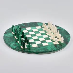 Малахитовые шахматы на круглой  доске.