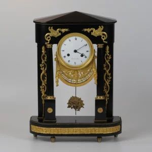 Manteles pulkstenis vēlīnā Francijas impērijas stilā.