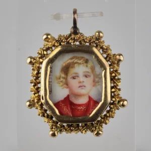 Pendentif en or double face avec un portrait miniature.