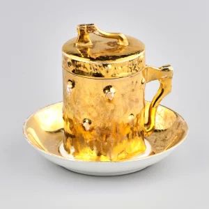 Une paire de thé avec un couvercle en forme de chanvre avec une hache. Kuznetsov.
