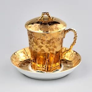 Paire de thé doré avec couvercle , usine Kuznetsov.