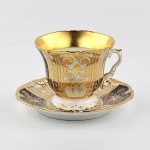 Grande tasse et soucoupe en porcelaine. 