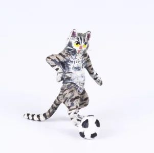 Le chat joueur de football. Bronze de Vienne