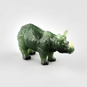 Akmens griezuma miniatūra Jade Rhinoceros Faberžē stilā 